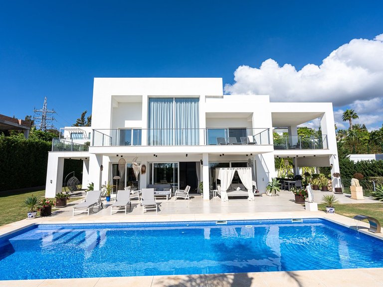 Villa for Sale in La Quinta, Malaga 3
