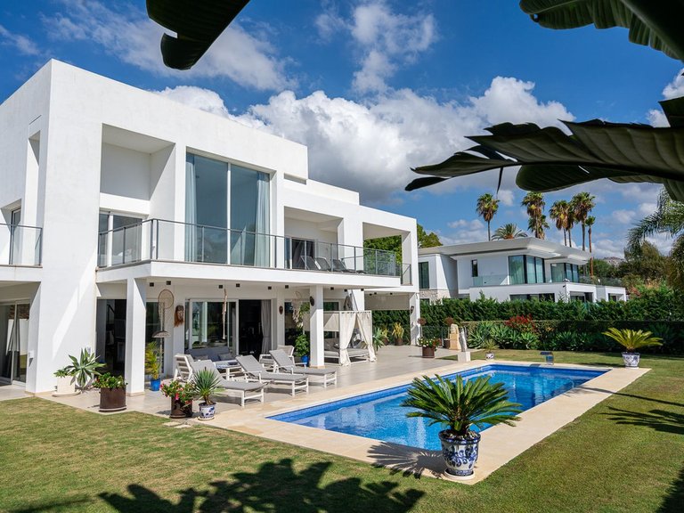 Villa for Sale in La Quinta, Malaga 5