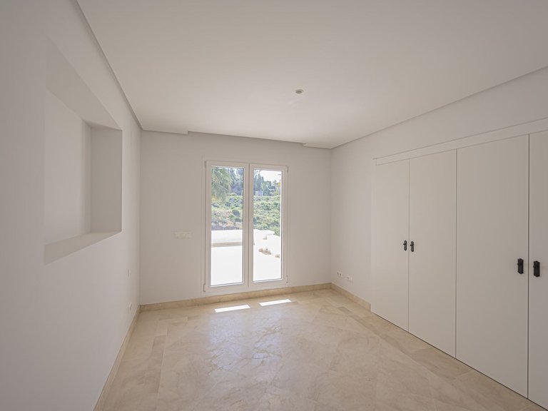 Apartment for Sale in Nueva Andalucía, Malaga 11