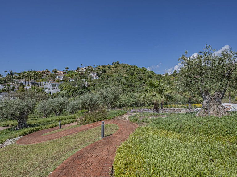 Apartment for Sale in Nueva Andalucía, Malaga 26