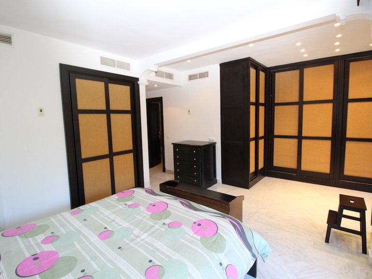 Villa for Sale in The Golden Mile, Malaga 11