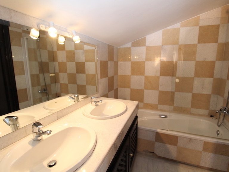 Villa for Sale in The Golden Mile, Malaga 15