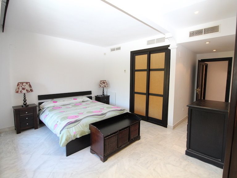Villa for Sale in The Golden Mile, Malaga 9