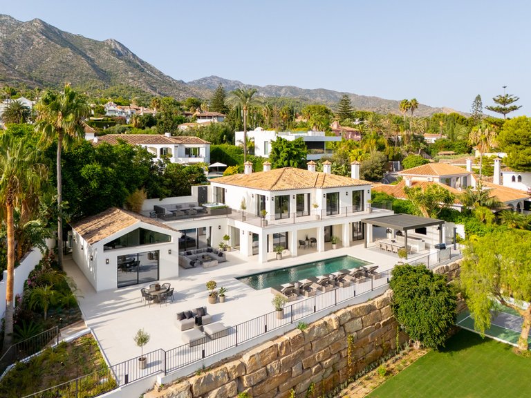 Villa for Sale in The Golden Mile, Malaga 1