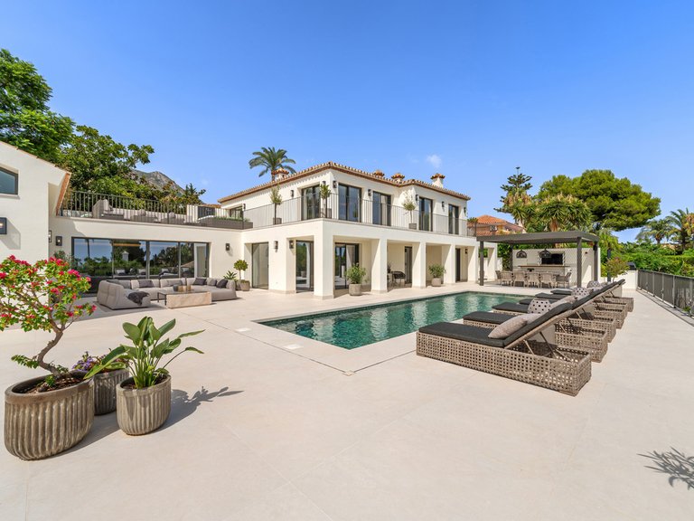 Villa for Sale in The Golden Mile, Malaga 3