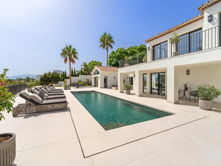 Villa for Sale in The Golden Mile, Malaga 4
