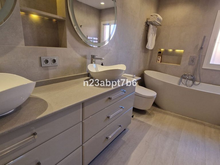 Apartment for Sale in El Paraiso, Malaga 10