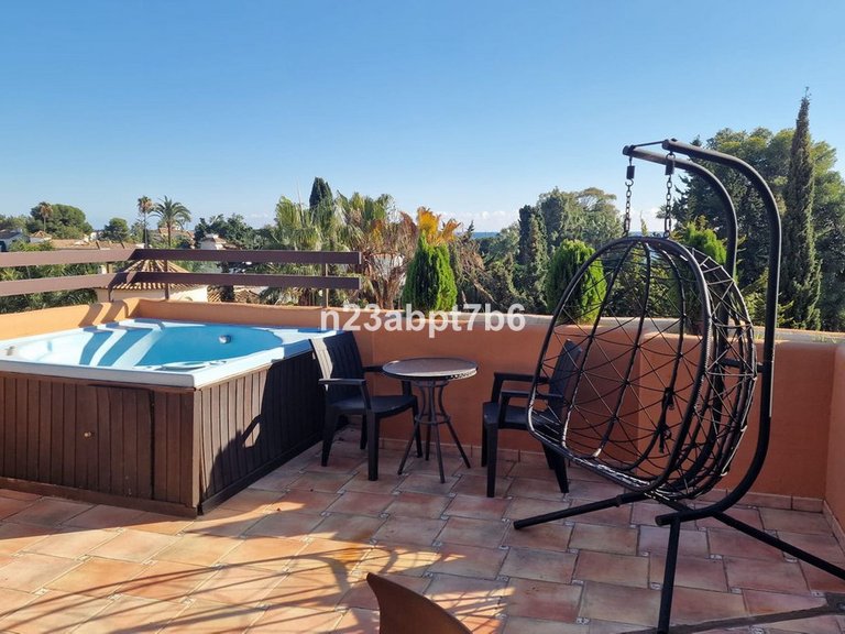 Apartment for Sale in El Paraiso, Malaga 6