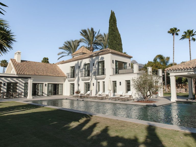 Villa for Sale in Nueva Andalucía, Malaga 1