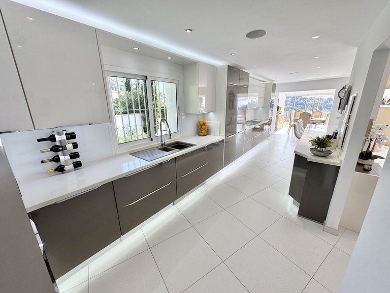 Villa for Sale in Calahonda, Malaga 9