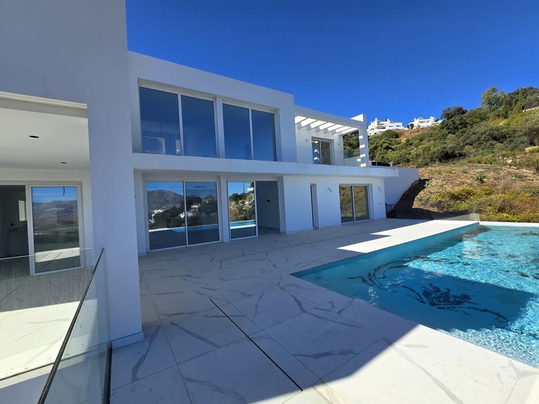 Villa for Sale in La Mairena, Malaga 1