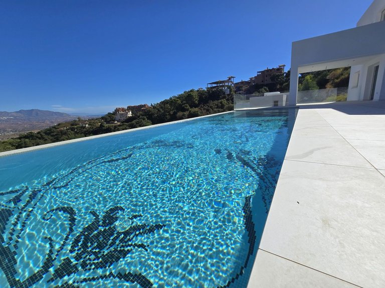 Villa for Sale in La Mairena, Malaga 15