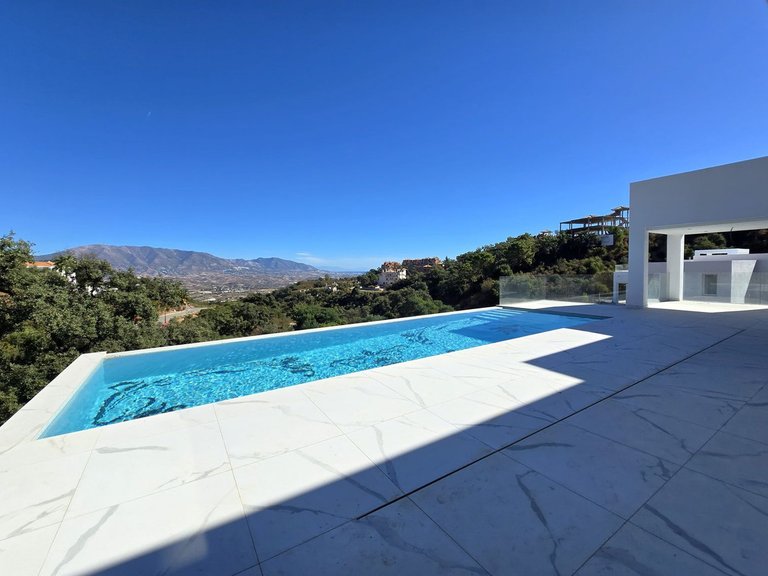 Villa for Sale in La Mairena, Malaga 17