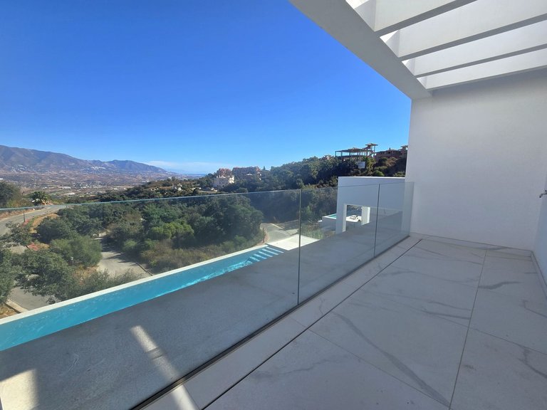 Villa for Sale in La Mairena, Malaga 25