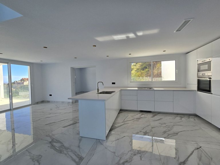 Villa for Sale in La Mairena, Malaga 4