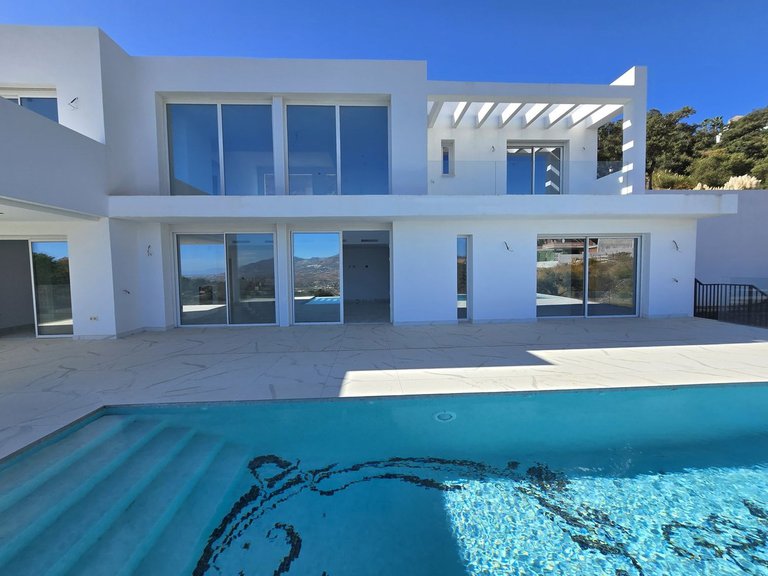 Villa for Sale in La Mairena, Malaga 7