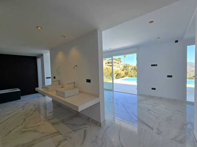 Villa for Sale in La Mairena, Malaga 8