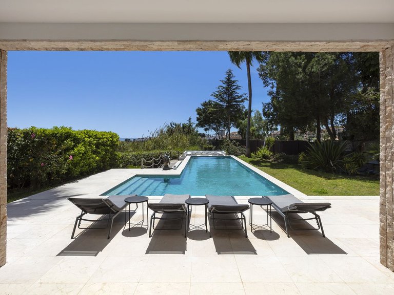 Villa for Sale in El Paraíso, Estepona, Malaga 1
