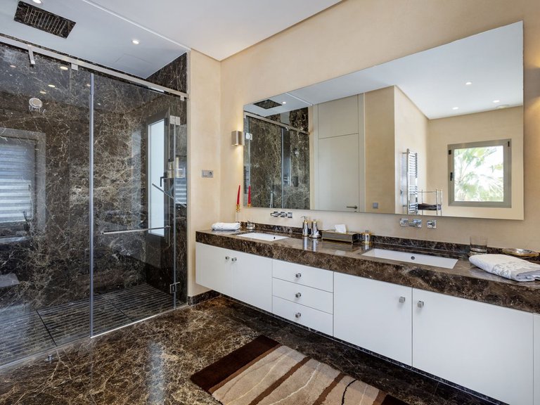 Villa for Sale in El Paraíso, Estepona, Malaga 17