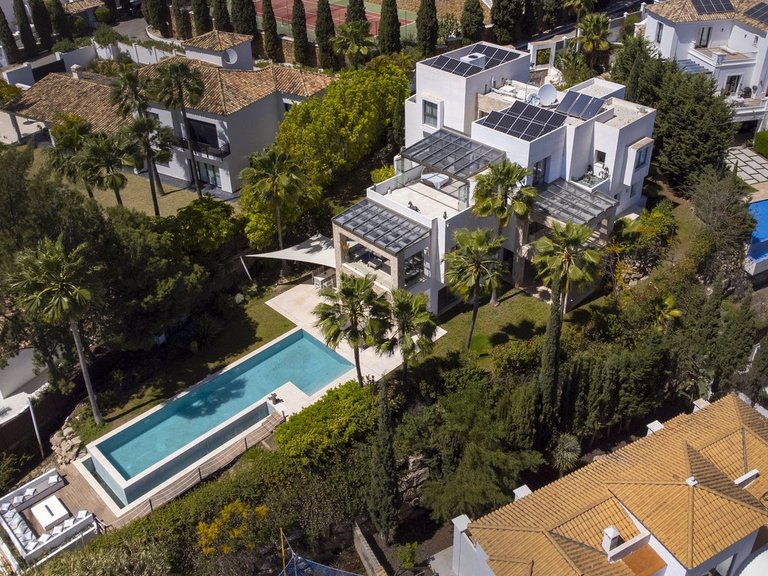Villa for Sale in El Paraíso, Estepona, Malaga 2