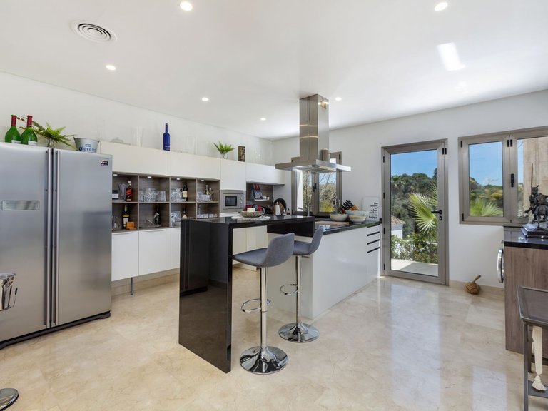 Villa for Sale in El Paraíso, Estepona, Malaga 7
