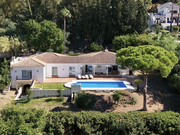 Villa for Sale in El Paraiso, Malaga 1