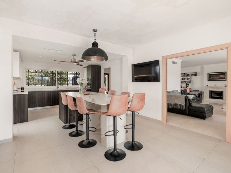 Villa for Sale in El Paraiso, Malaga 14