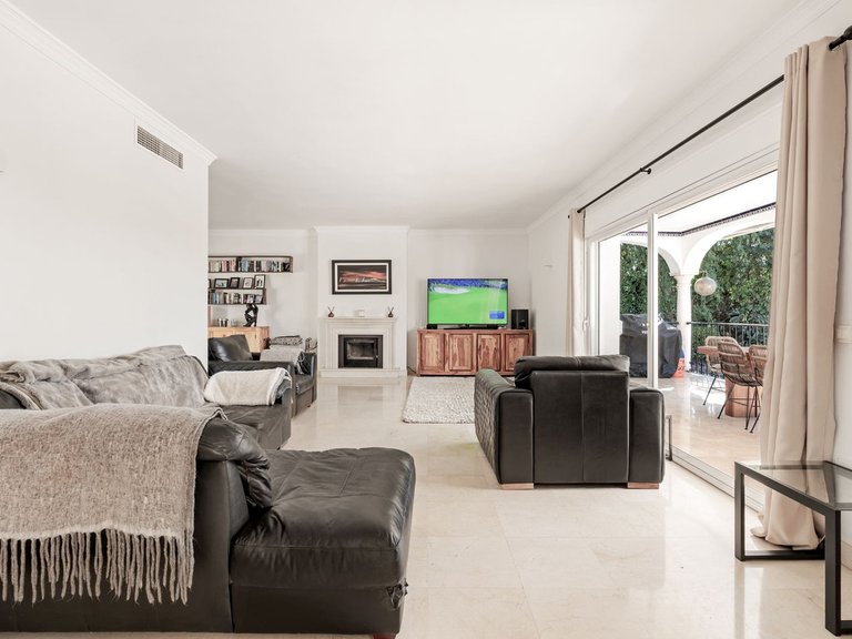 Villa for Sale in El Paraiso, Malaga 15