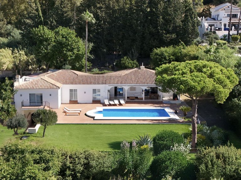 Villa for Sale in El Paraiso, Malaga 2
