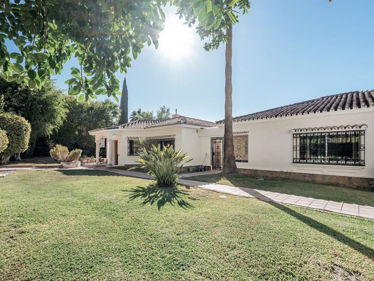 Villa for Sale in El Paraiso, Malaga 37