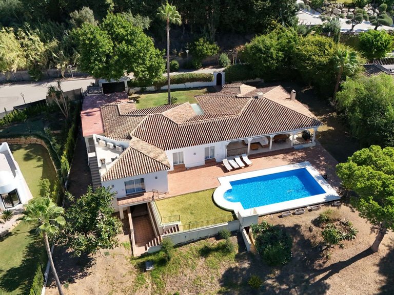 Villa for Sale in El Paraiso, Malaga 38