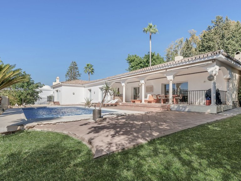 Villa for Sale in El Paraiso, Malaga 4