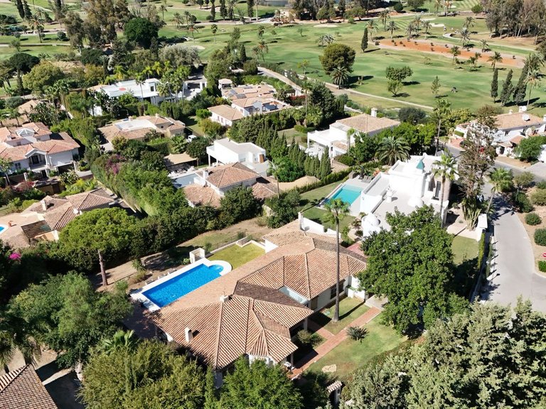 Villa for Sale in El Paraiso, Malaga 40
