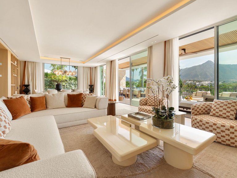 Villa for Sale in Nueva Andalucía, Malaga 1