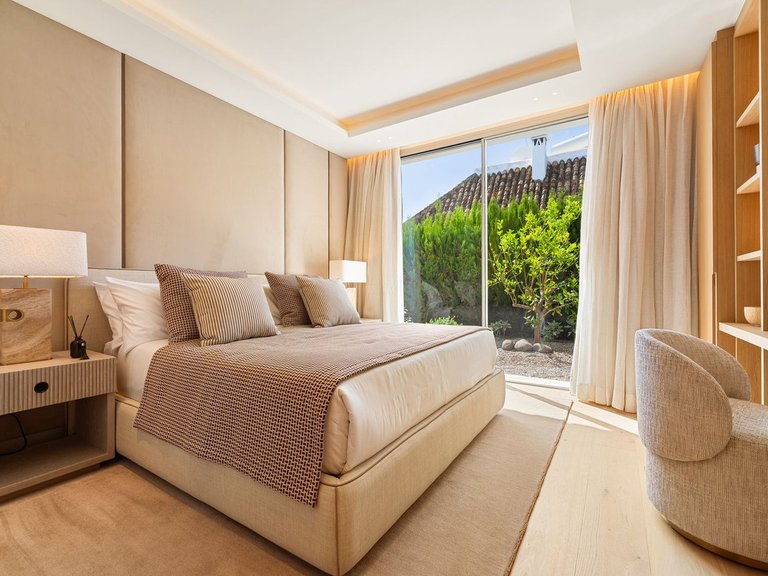 Villa for Sale in Nueva Andalucía, Malaga 28