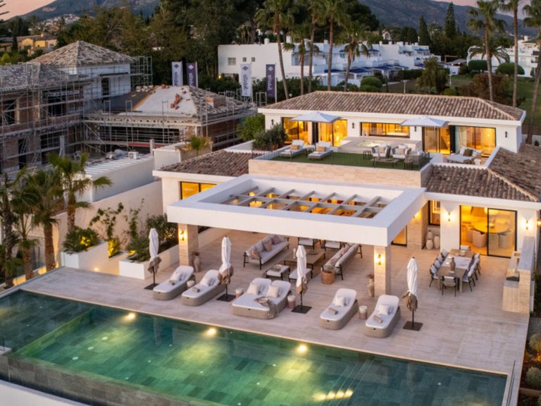 Villa for Sale in Nueva Andalucía, Malaga 1