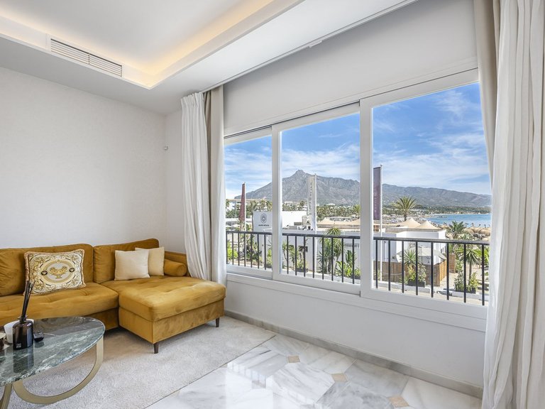 Apartment for Sale in Puerto Banús, Malaga 1