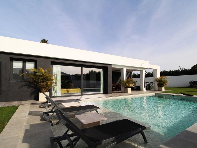 Villa for Sale in San Pedro De Alcántara, Malaga 1