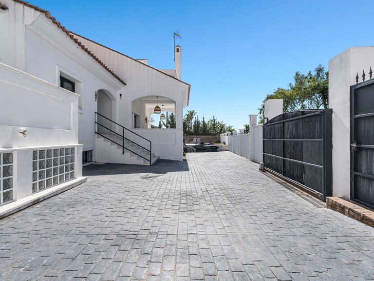 Villa for Sale in Estepona, Malaga 10