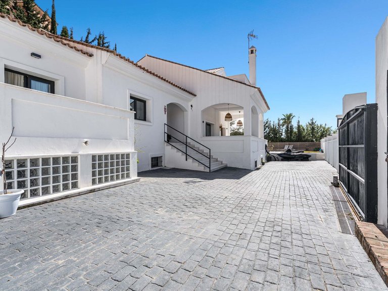 Villa for Sale in Estepona, Malaga 45
