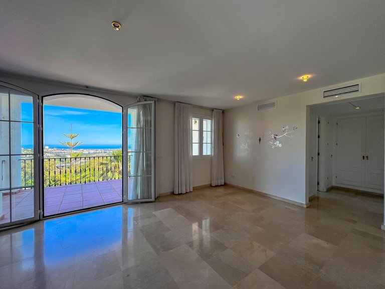 Villa for Sale in La Quinta, Malaga 13