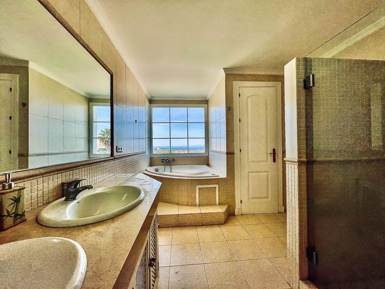 Villa for Sale in La Quinta, Malaga 17
