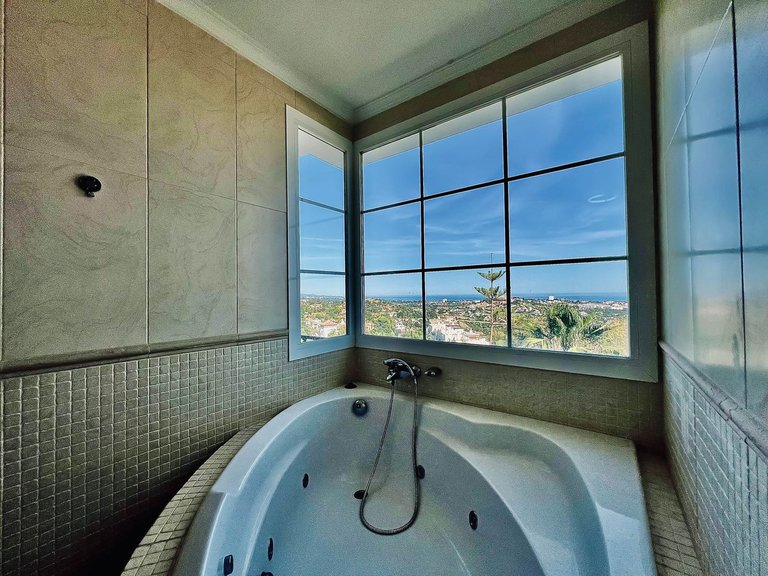 Villa for Sale in La Quinta, Malaga 18