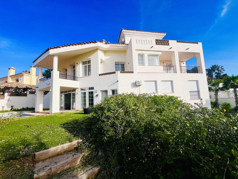 Villa for Sale in La Quinta, Malaga 2