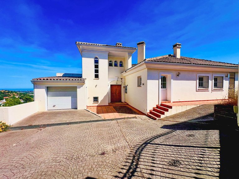Villa for Sale in La Quinta, Malaga 3