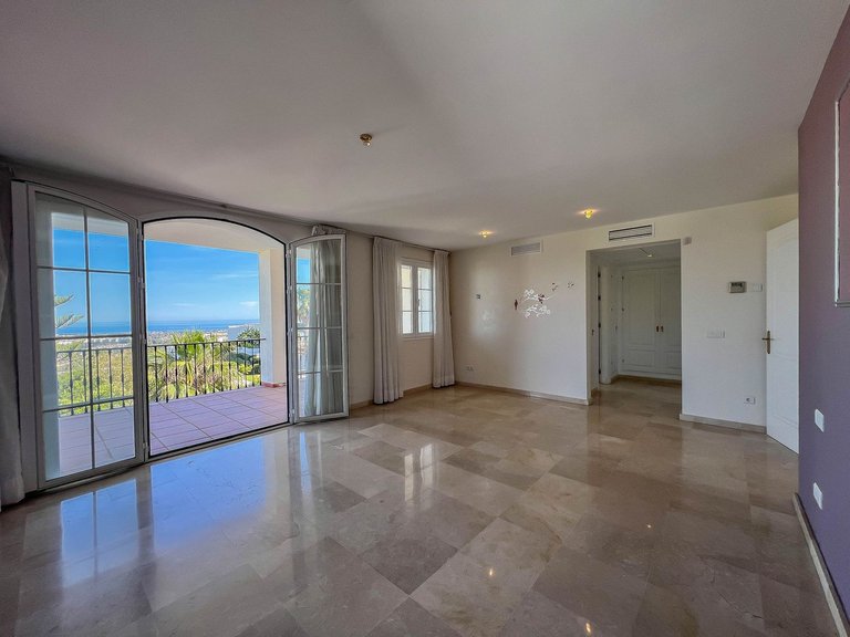 Villa for Sale in La Quinta, Malaga 5