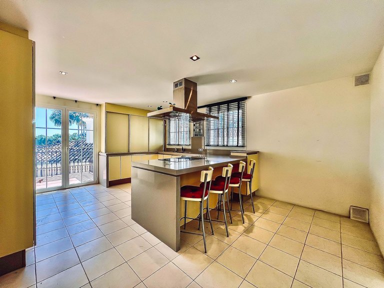 Villa for Sale in La Quinta, Malaga 6