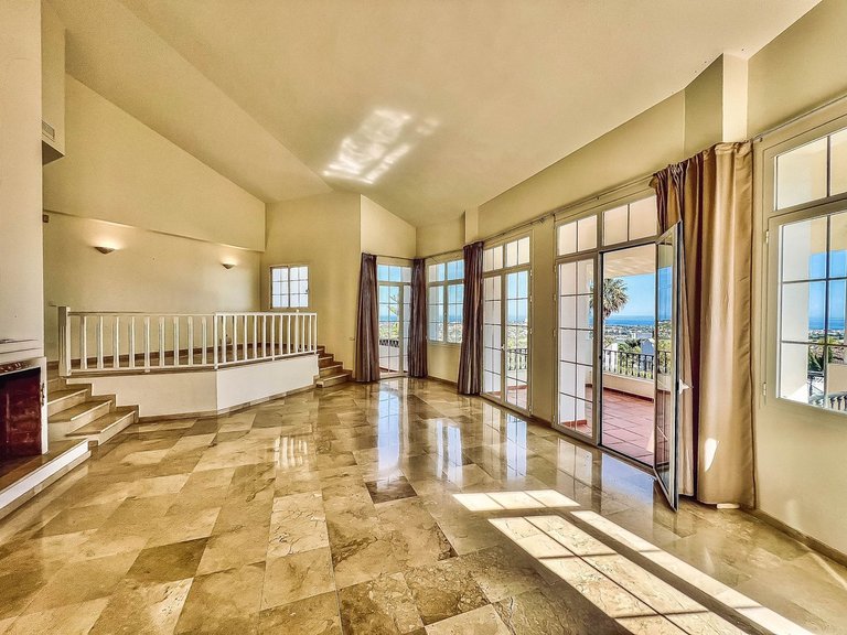 Villa for Sale in La Quinta, Malaga 8