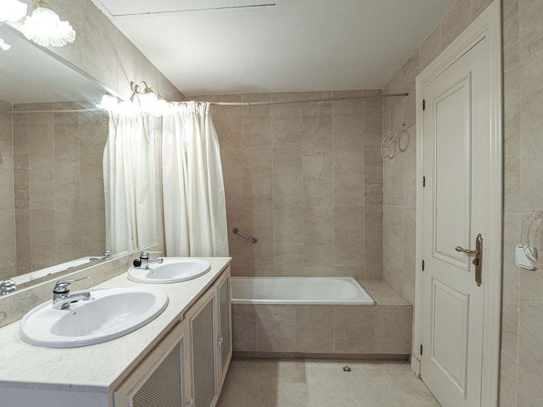 Villa for Sale in La Quinta, Malaga 17