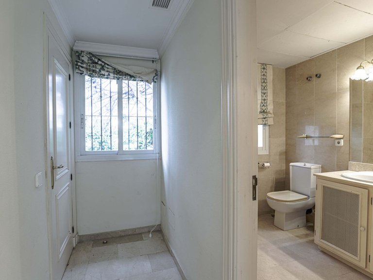 Villa for Sale in La Quinta, Malaga 19